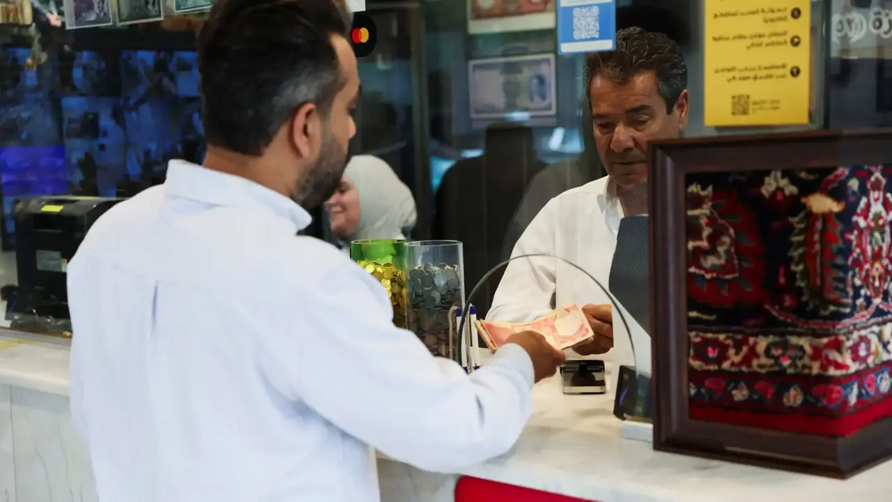 سعر الدولار مقابل الدينار العراقي يشهد تقلبات ملحوظة اليوم في السوق الموازي
